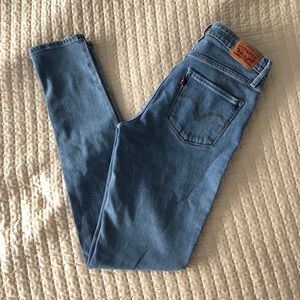 NWOT Mid Rise Light Wash Levi’s size 27
